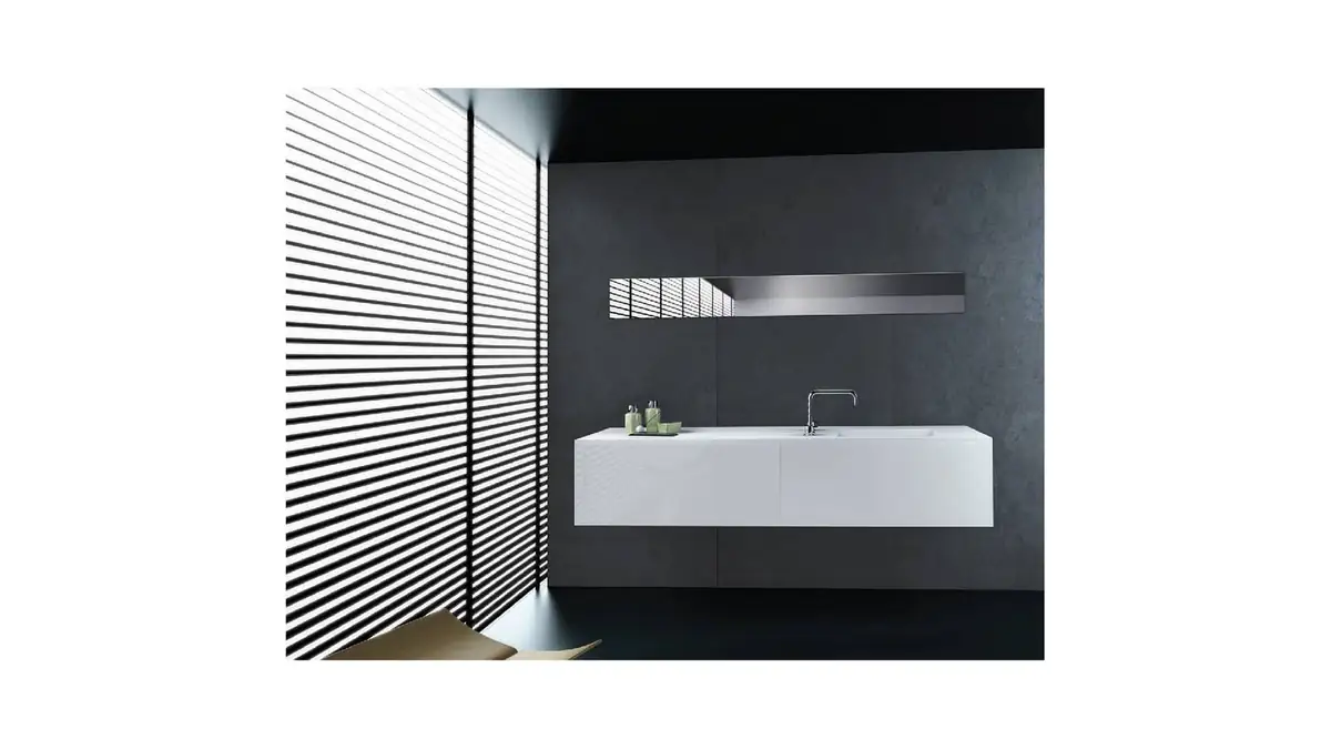 Baño con mueble de lavabo blanco suspendido, grifo cromado y pared oscura junto a una ventana con lamas.