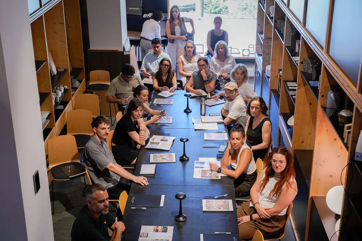 Vista elevada de la gran mesa de Matter Barcelona con los asistentes atentos a la sesión