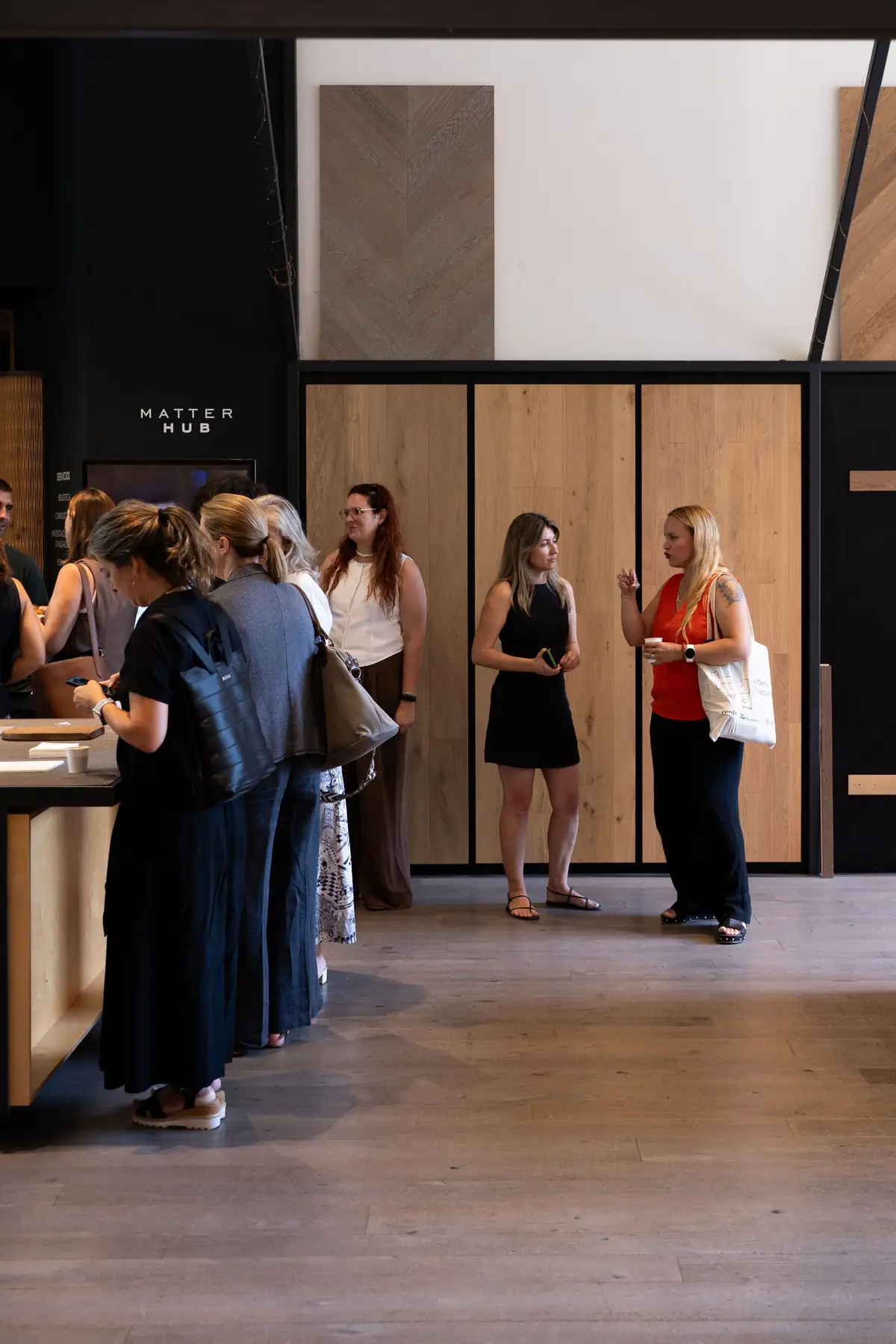Asistentes conversan de pie en la tienda de Matter Barcelona antes de la sesión
