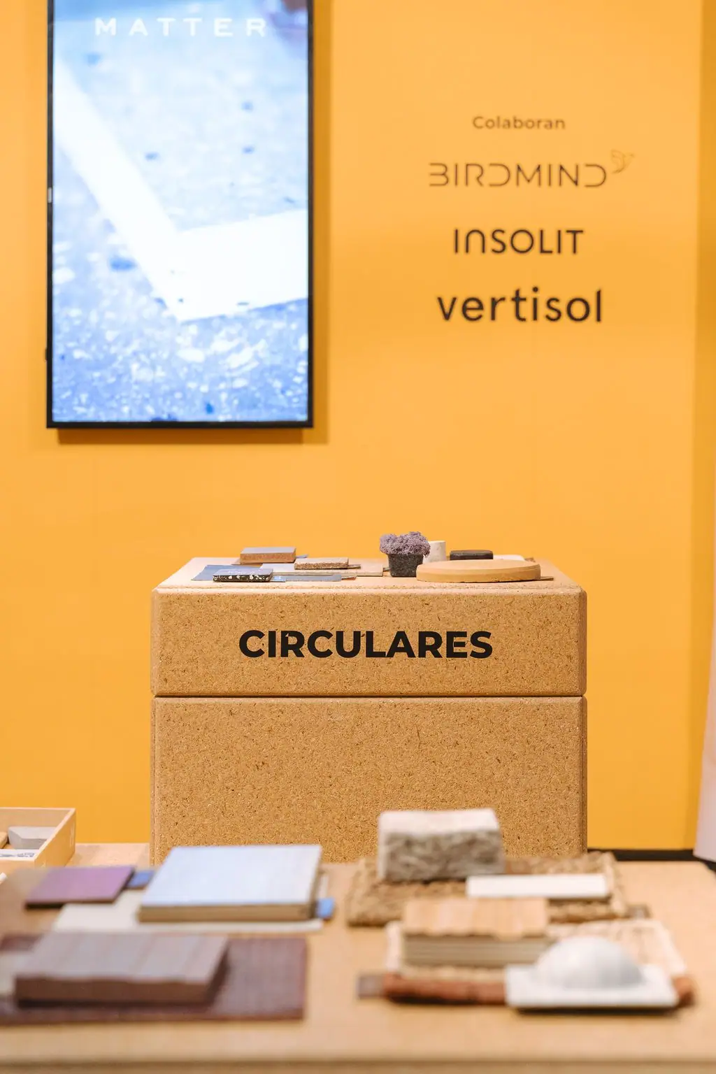 Peana con el rótulo «Circulares» y muestras de materiales, junto a los logotipos de Birdmind, Insolit y Vertisol