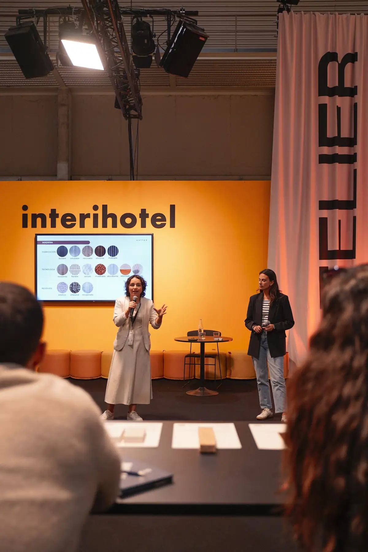 Las ponentes presentan el taller ante una pantalla en el Atelier