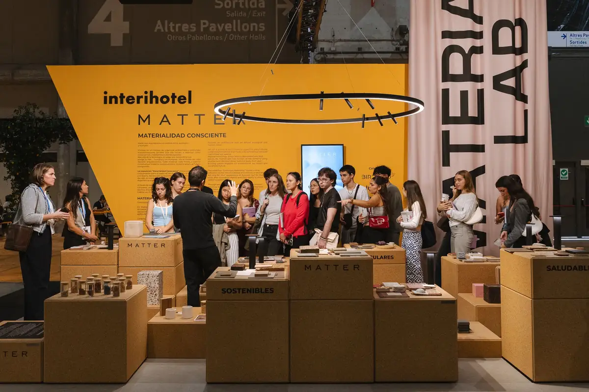 Visitantes reunidos alrededor de las peanas del Materials Lab