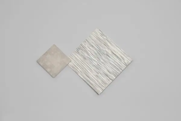 Dos muestras cuadradas de karuun®: una con veta lineal y otra con textura de puntos.