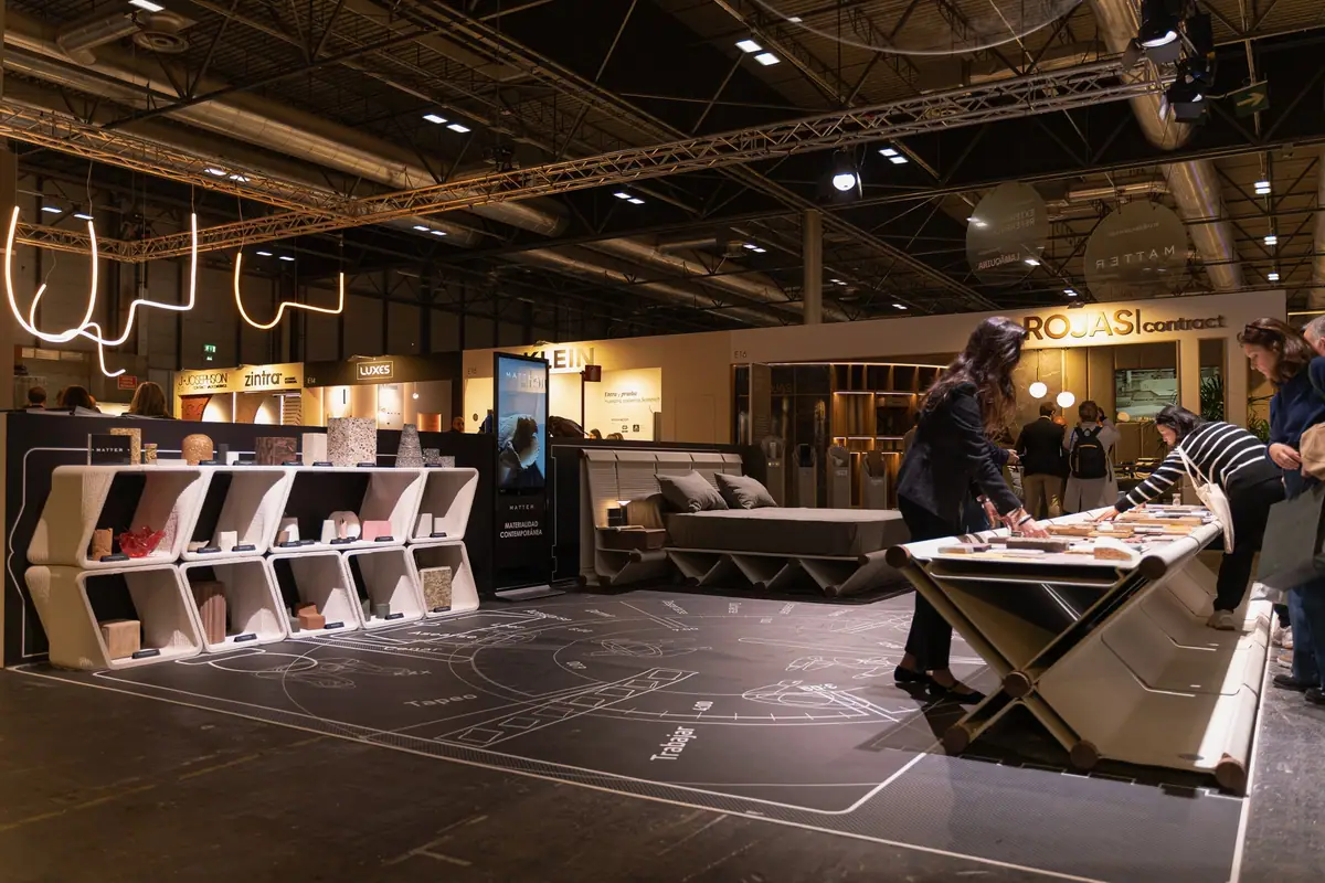 La habitación del Materials Lab, con la estantería, la cama y la mesa expositora sobre el plano trazado en el suelo.