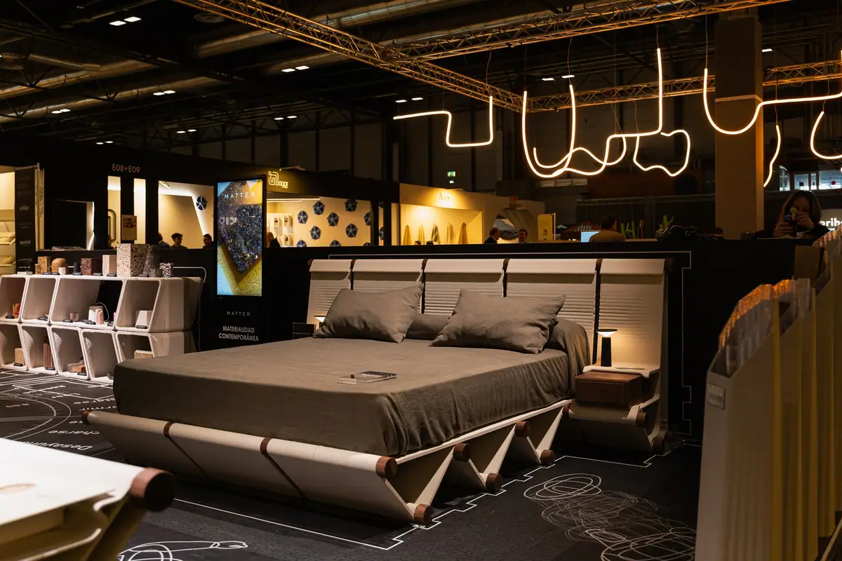 Cama modular impresa en 3D bajo la instalación de luz del Materials Lab.