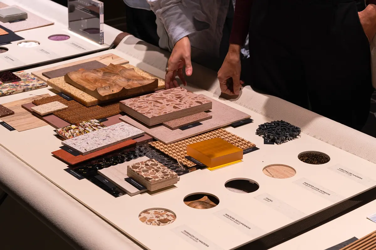 Muestras de materiales con sus etiquetas sobre la mesa expositora del Materials Lab.