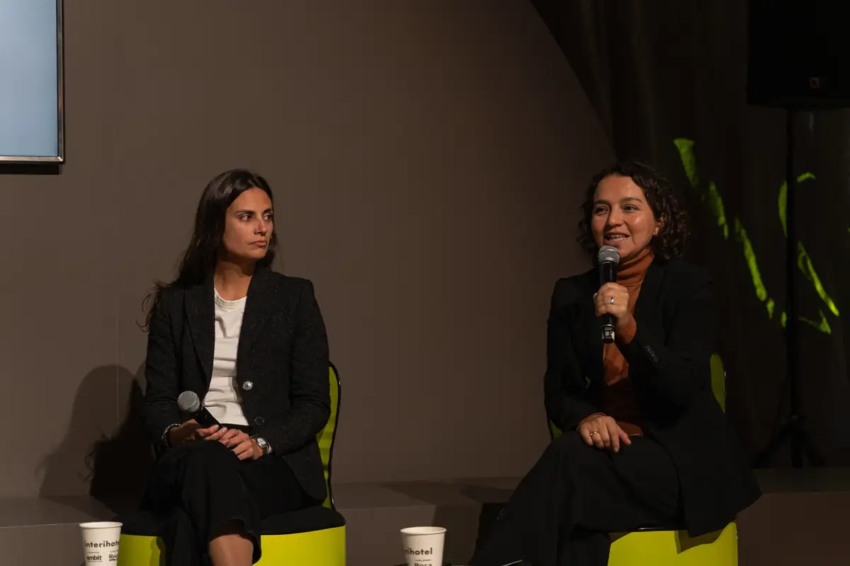 Dos de las ponentes de la mesa redonda durante el debate.