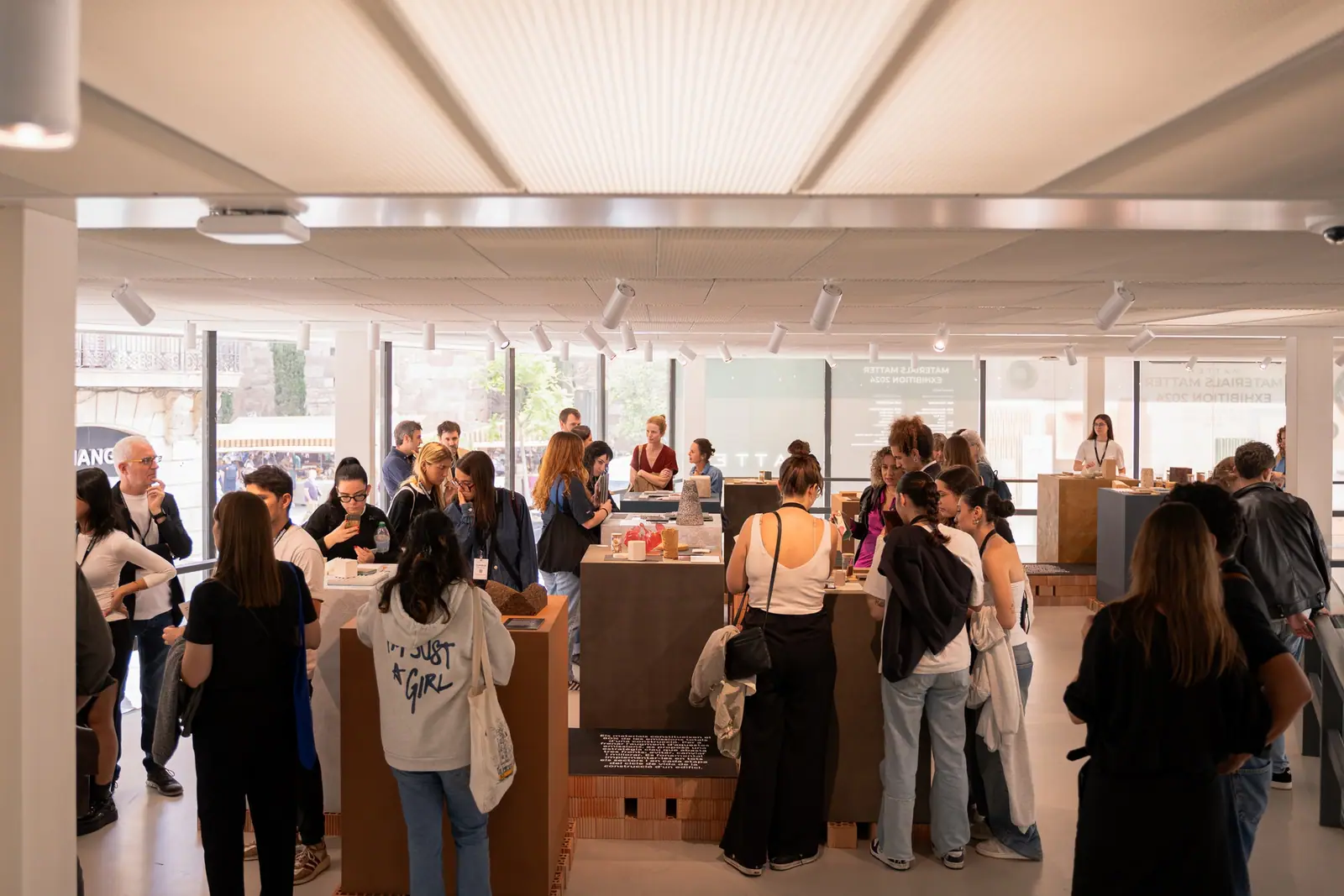 Profesionales recorriendo las mesas de las marcas en la Materials Matter Exhibition 2024 del COAC