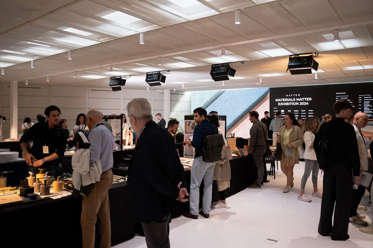 Visitantes ante las mesas de las marcas, con el panel de la Materials Matter Exhibition 2024 al fondo.
