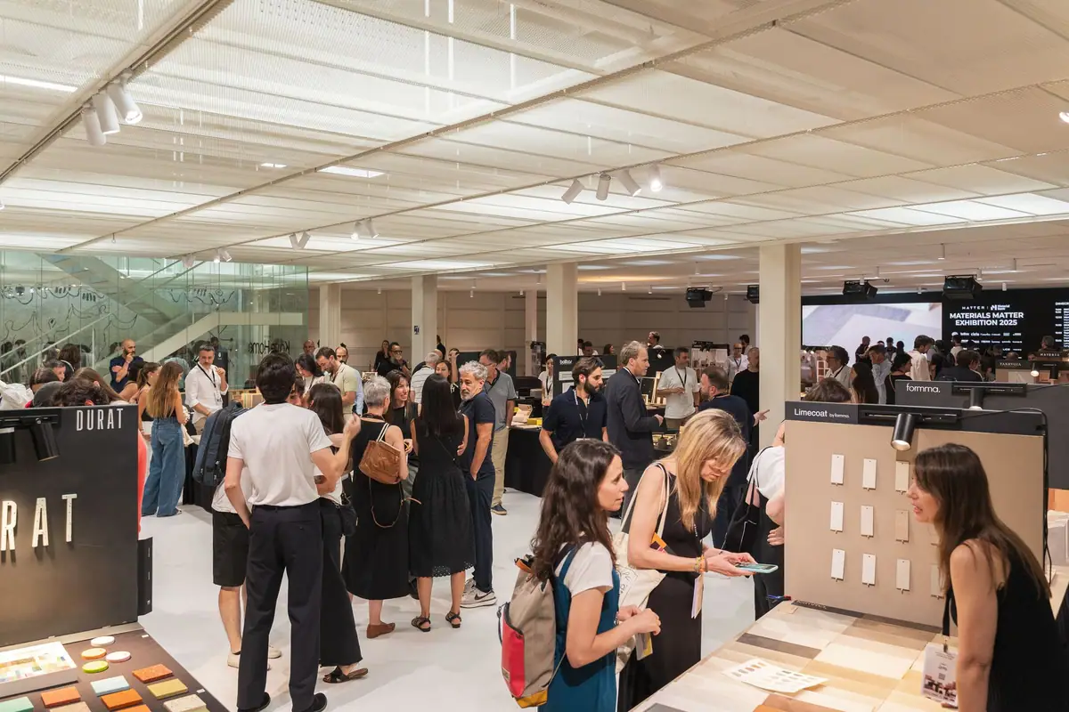 Visitantes recorriendo las mesas de las marcas expositoras de la Materials Matter Exhibition 2025 en el COAC.