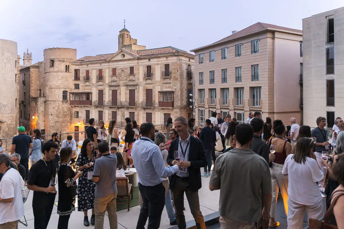 Invitados en el cóctel de la terraza del COAC frente a los edificios históricos de la plaça Nova.