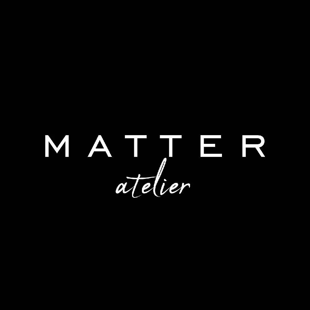Logotipo de Matter Atelier en blanco sobre fondo negro