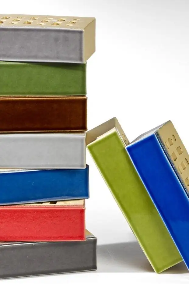 Pila de ladrillos vitrificados en gris, verde, marrón, azul y rojo con brillo perlado