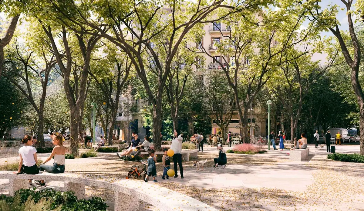 Plaza arbolada con bancos de piedra, vecinos y niños jugando bajo la sombra de los árboles.
