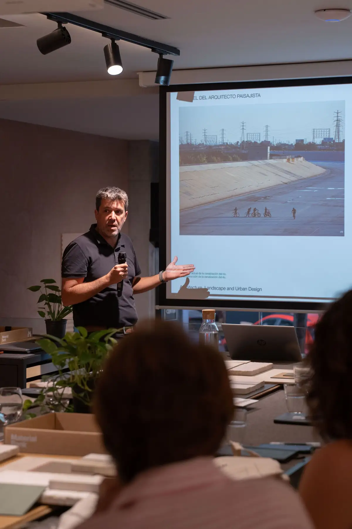 Jordi Barri presenta ante una diapositiva del río de Los Ángeles canalizado en hormigón.