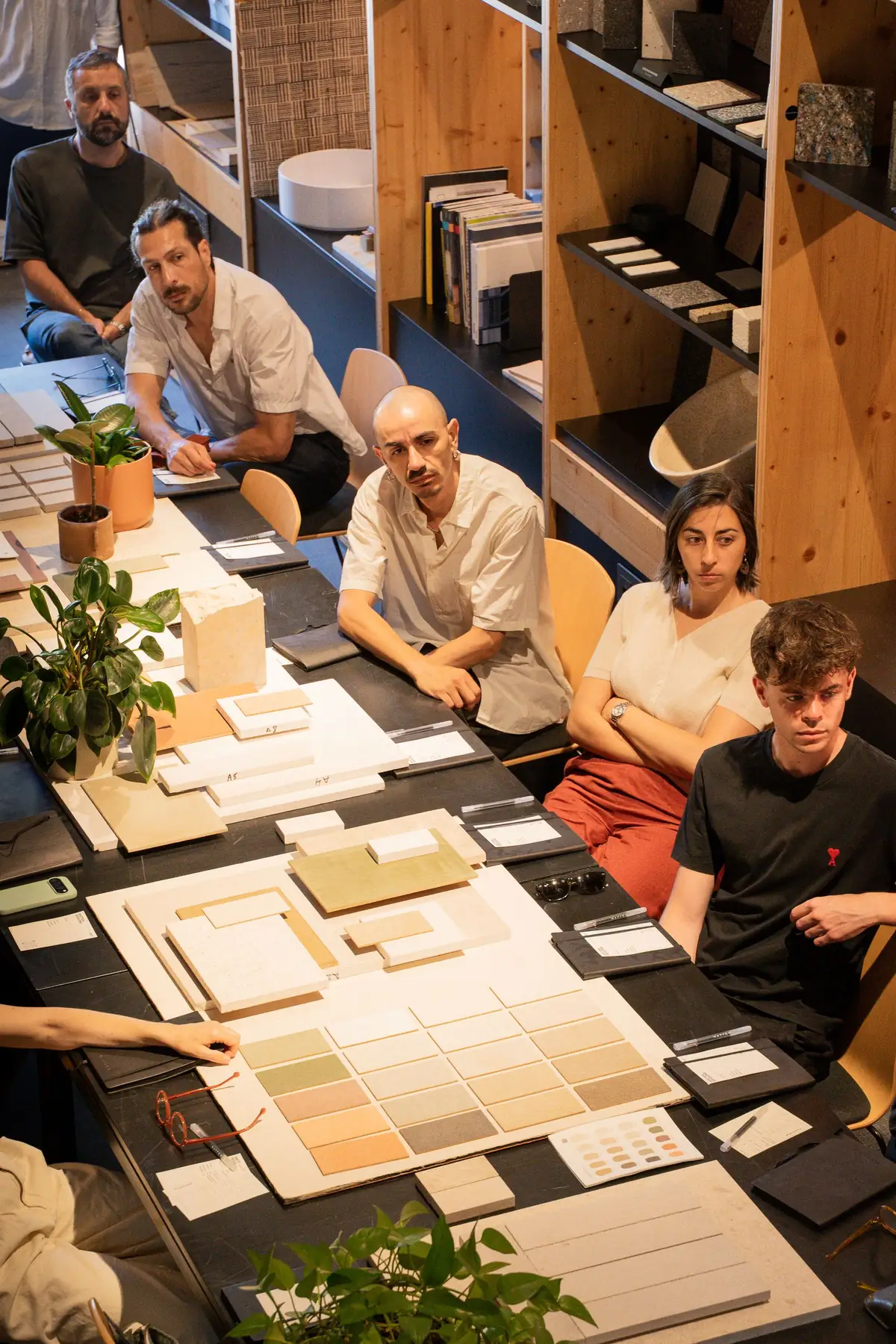Asistentes de la sesión sentados alrededor de la mesa de materiales de Matter Barcelona.
