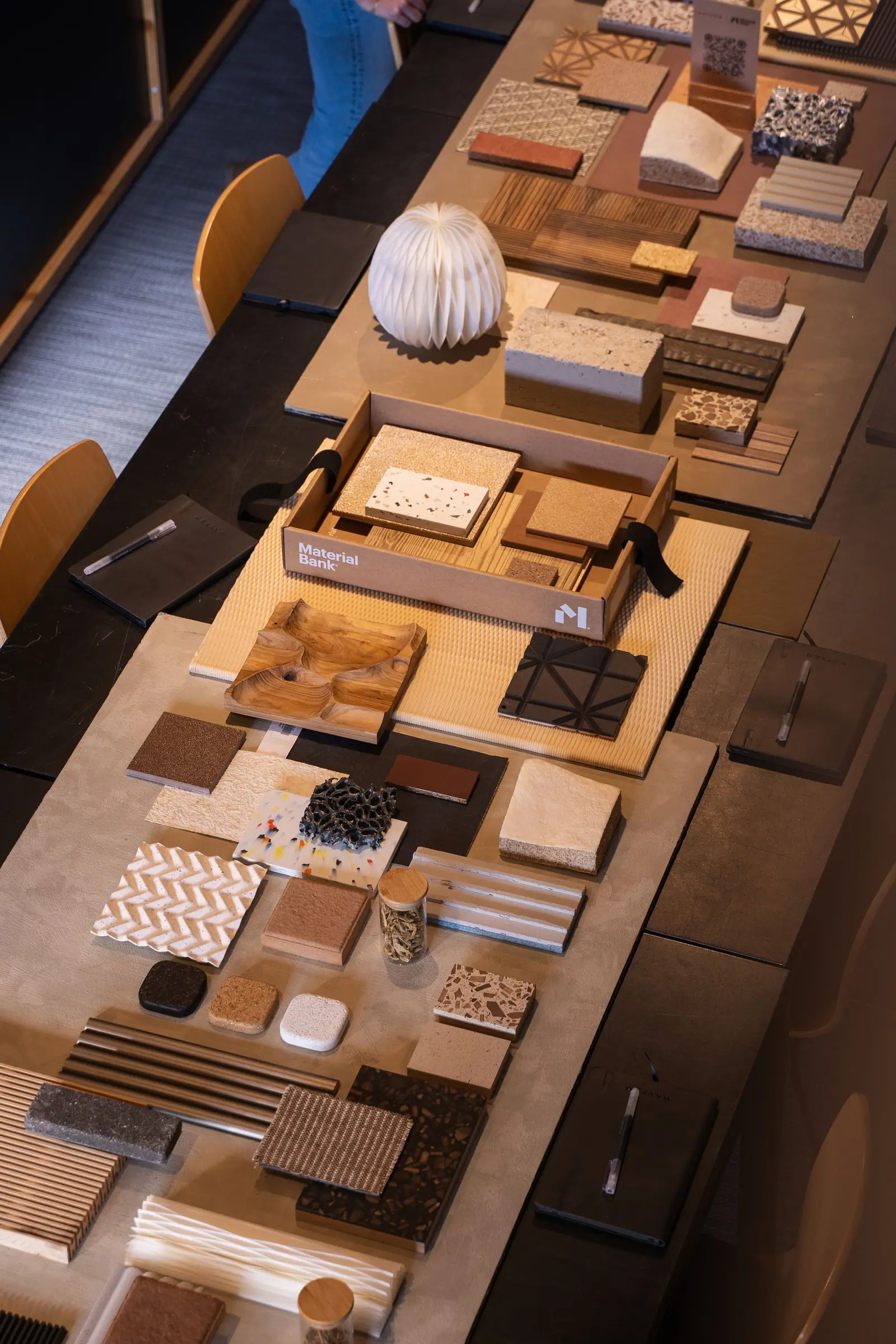 Mesa con muestras de madera, piedra y textiles preparadas para una Matter Session