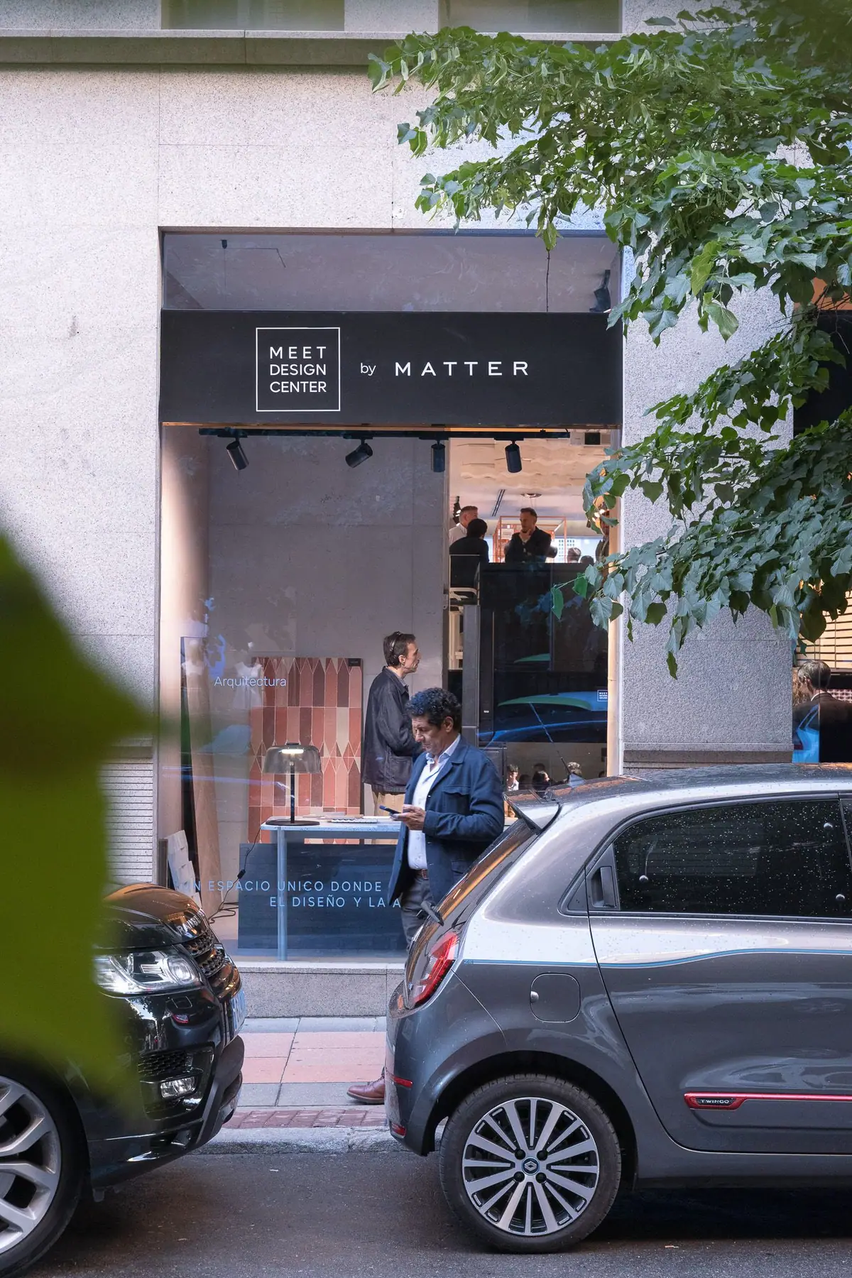 Fachada y escaparate del Meet Design Center by Matter en una calle de Madrid