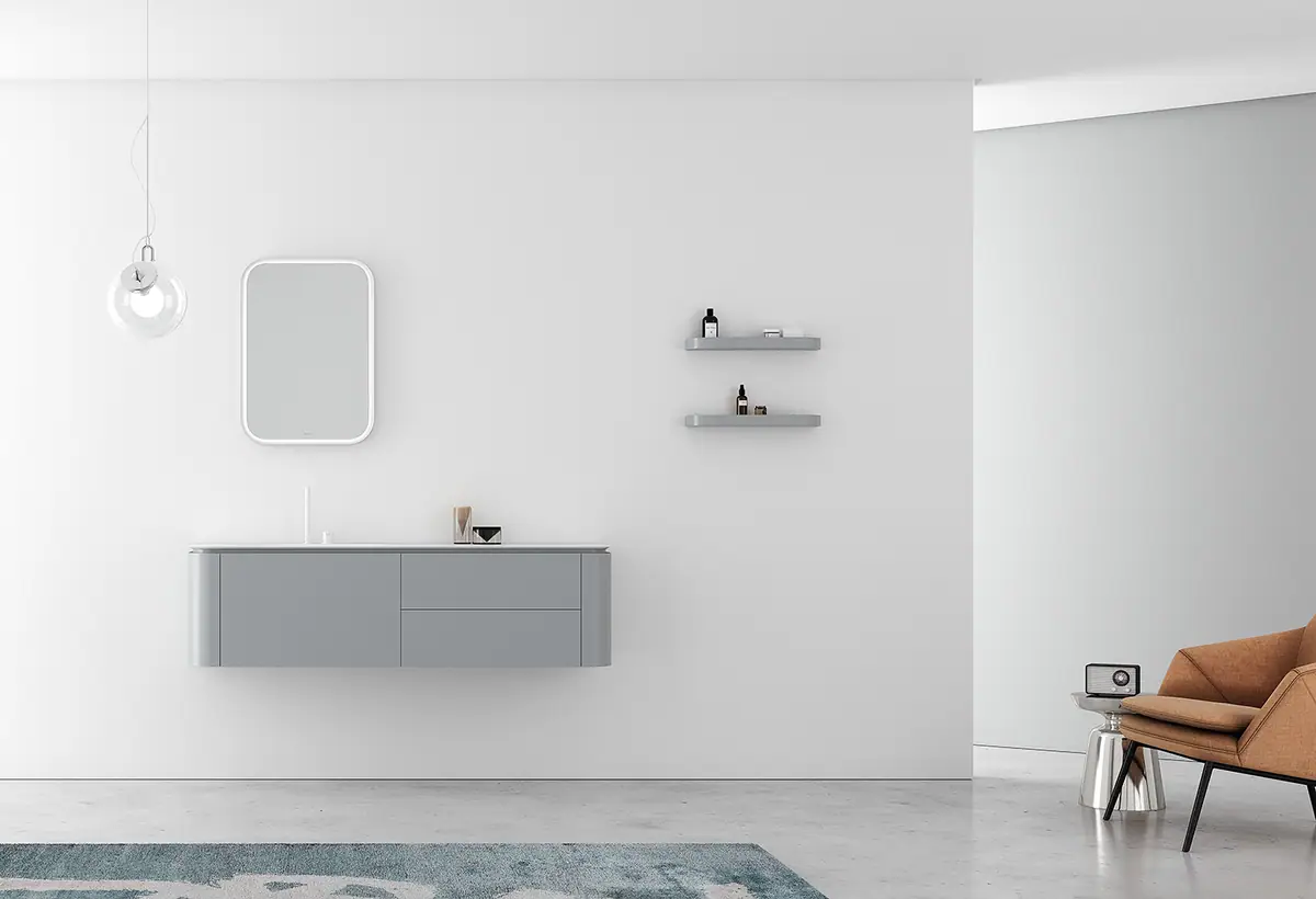 Mueble de baño suspendido gris de laterales curvos con espejo de esquinas redondeadas y dos estantes grises