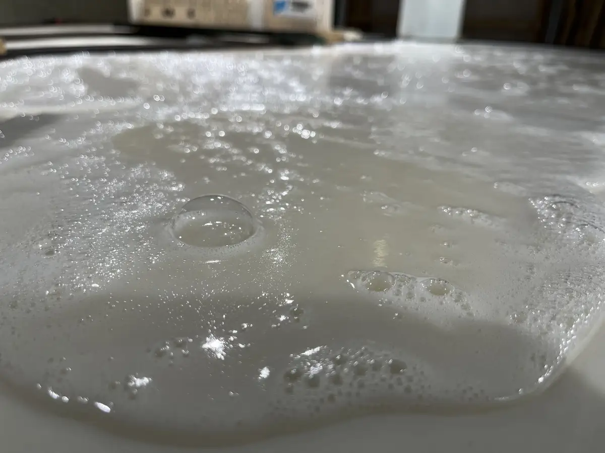Primer plano de una espuma blanca brillante con burbujas