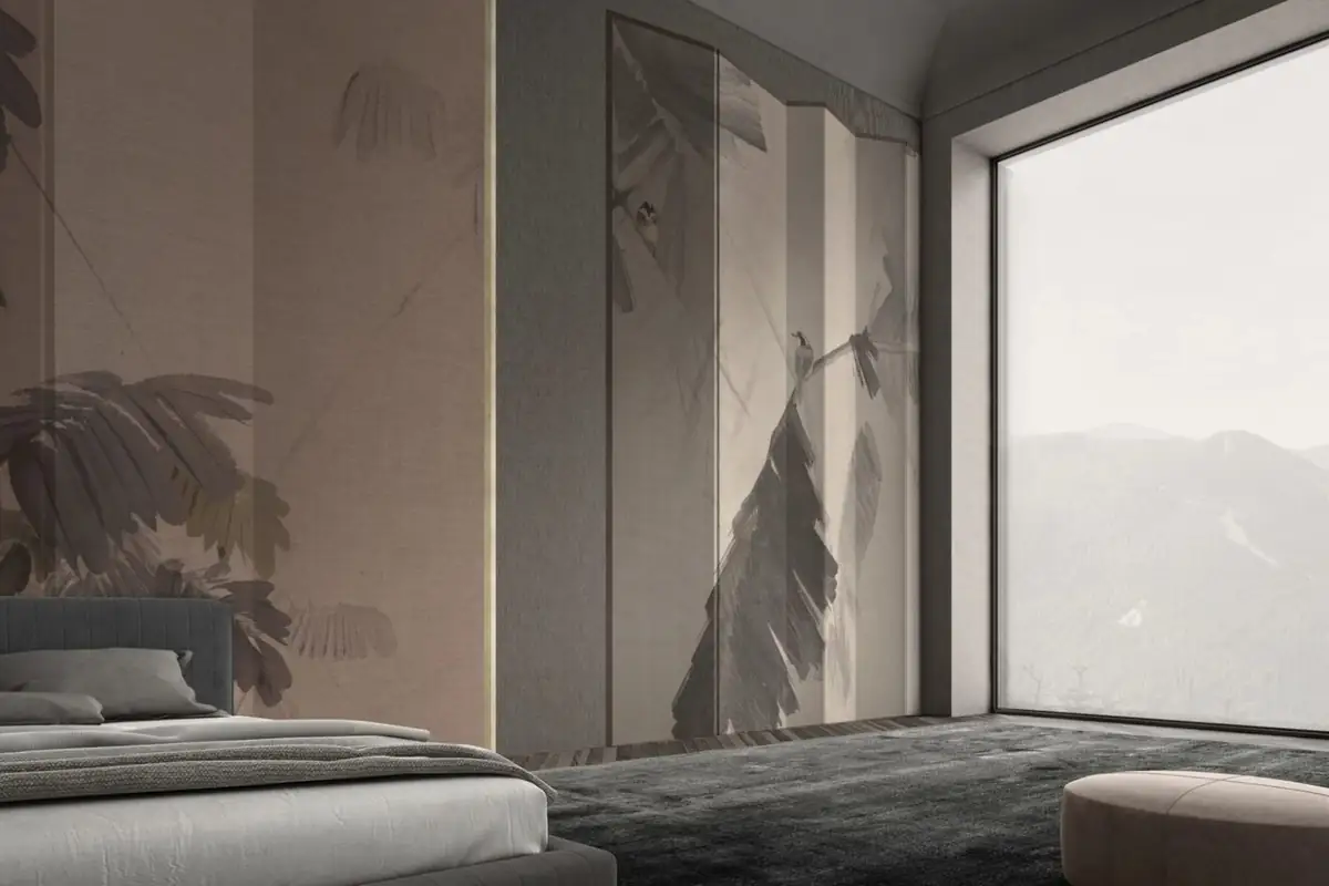 Dormitorio con paneles de papel pintado que muestran grandes hojas tropicales en tonos rosados y grises