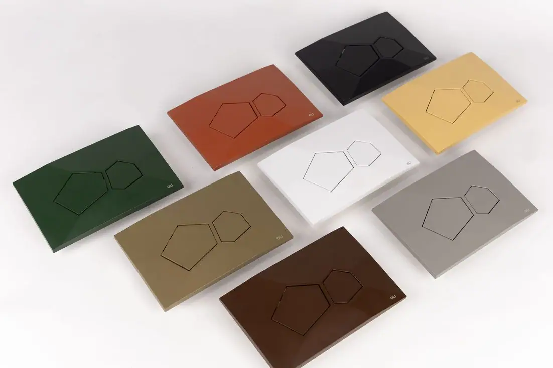 Ocho pulsadores VORONOI en verde, terracota, negro, amarillo, blanco, gris, caqui y marrón