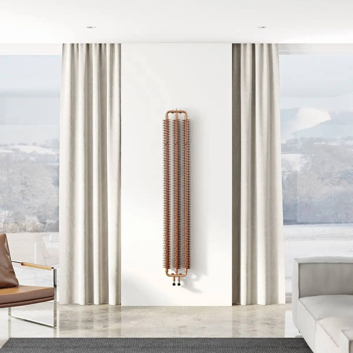 Radiador vertical de tubos con aletas en color cobre en una pared blanca entre cortinas