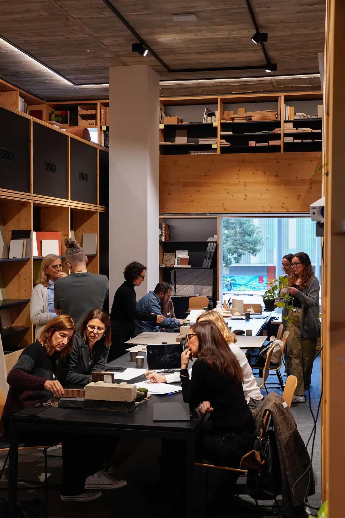 Grupos de participantes trabajando con muestras de materiales sobre mesas en la Materioteca de Matter