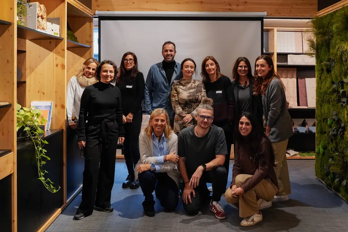 Foto de grupo de los participantes en el workshop ante la pantalla de proyección de la Materioteca