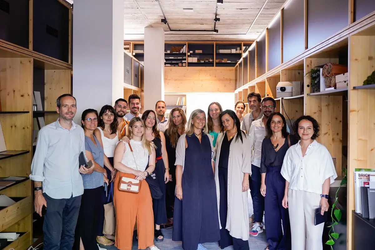 Foto de grupo de los participantes del workshop de pie entre las estanterías de la Materioteca de Matter Barcelona.