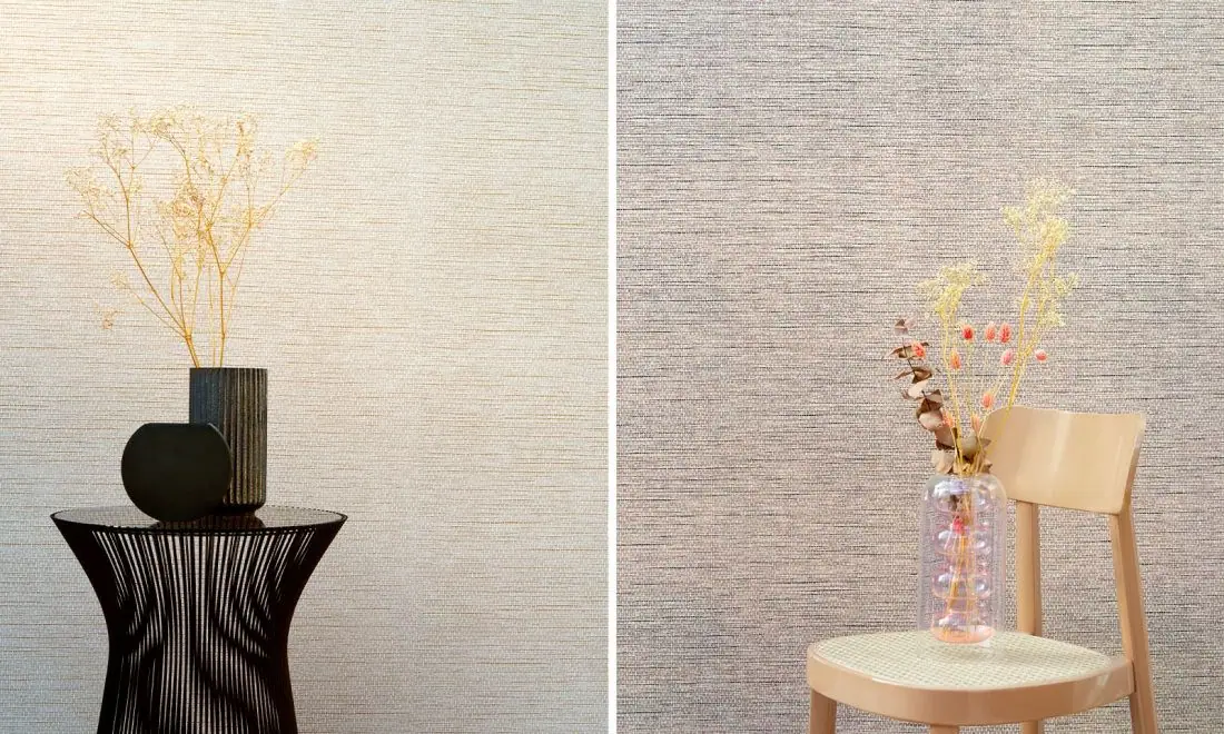 Dos paredes con papel pintado de textura de papel tejido en tonos claros, con una mesa auxiliar negra y una silla de madera