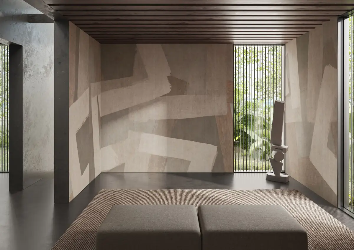Sala con techo de listones de madera y paredes revestidas con grandes trazos rectangulares superpuestos en beige y marrón.