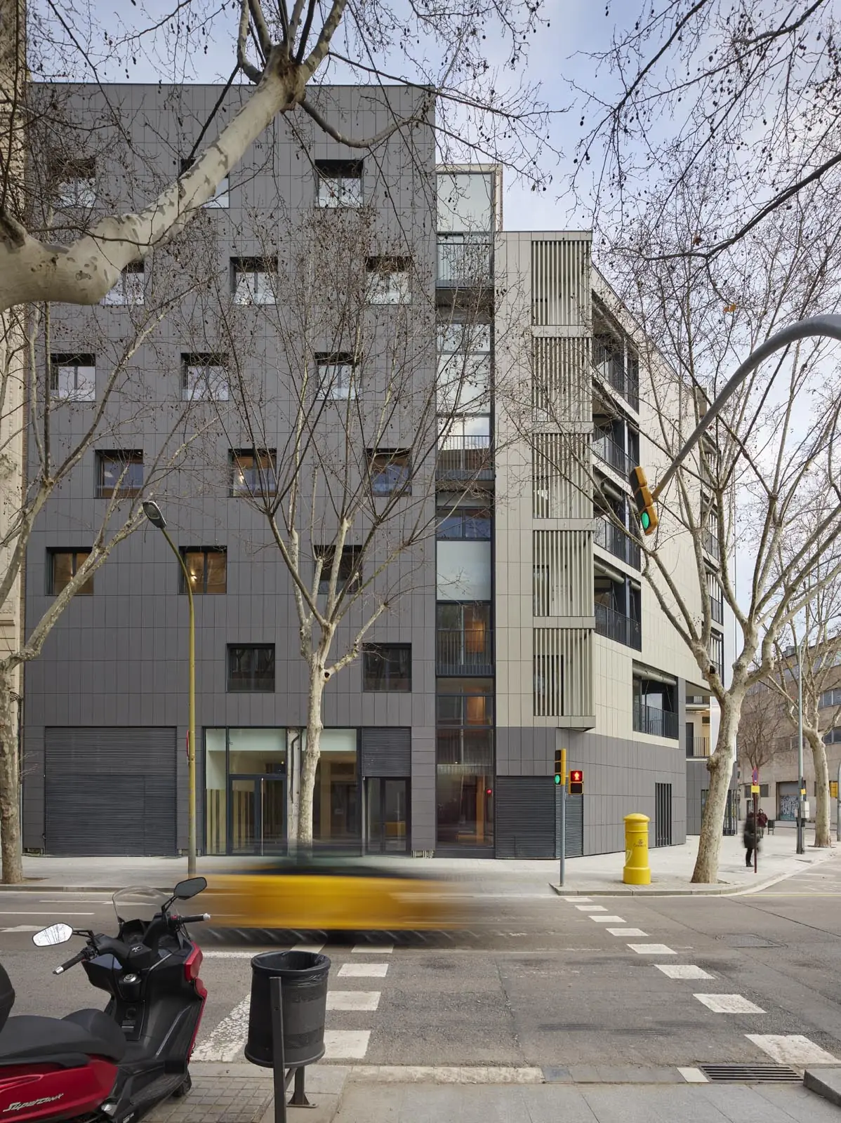 Fachada del edificio de viviendas de Coll-Leclerc en una esquina del 22@, con árboles en la acera