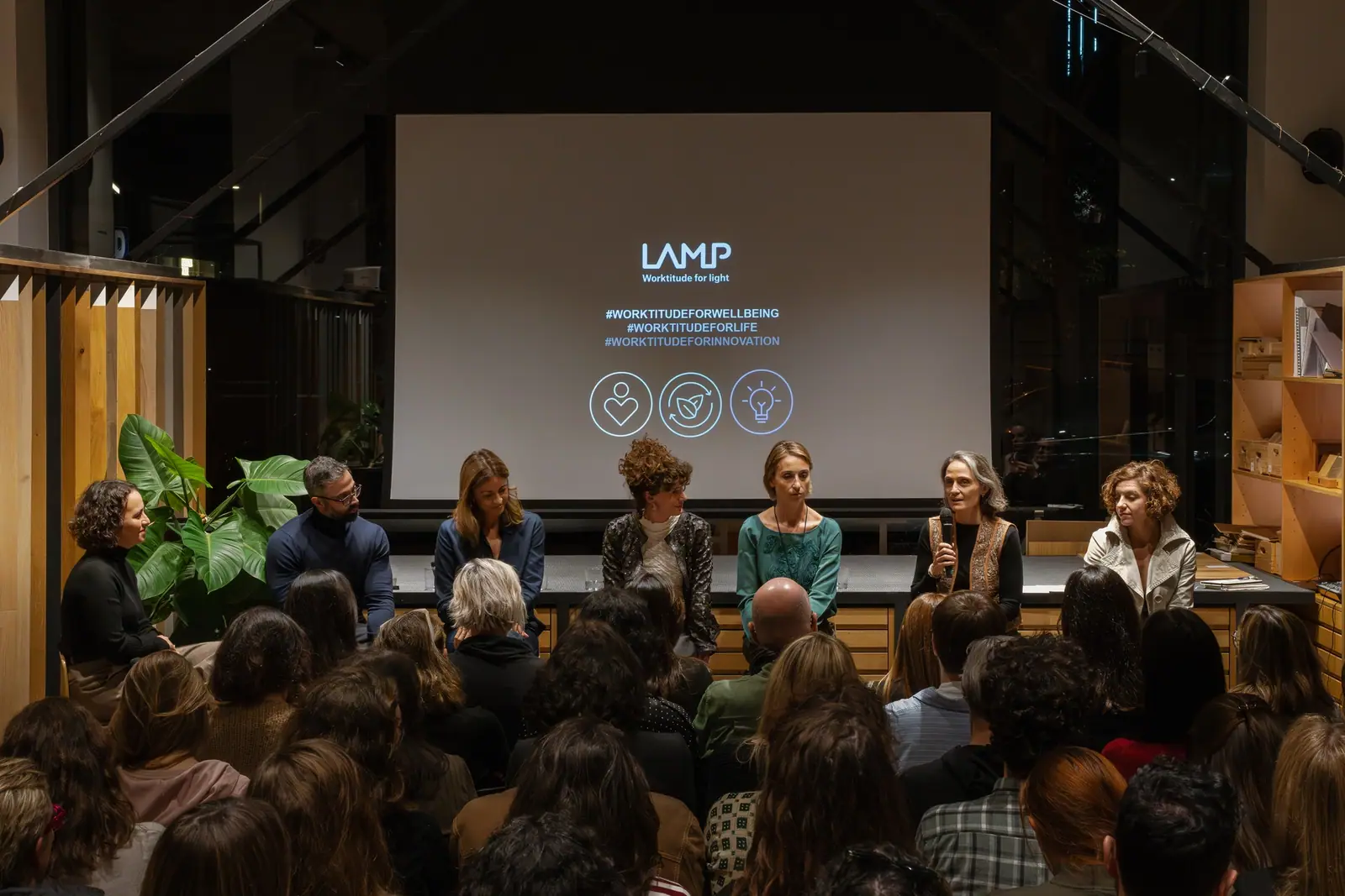 Mesa de ponentes ante el público en la Talk That Matter sobre neuroarquitectura, patrocinada por LAMP