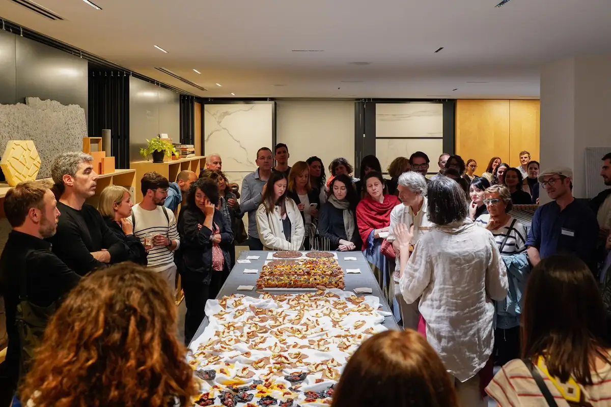 Asistentes de pie alrededor de la mesa del Eco-Picnic