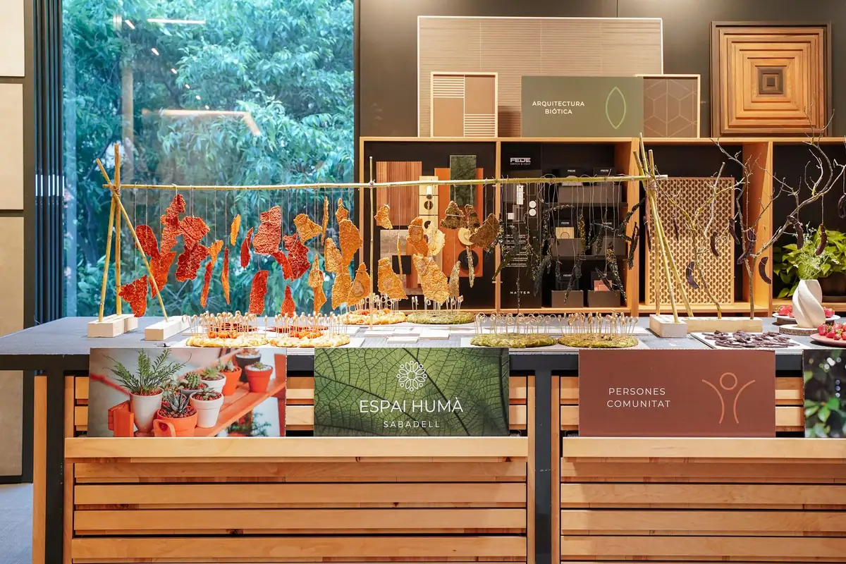 Mesa del Eco-Picnic con los paneles de Espai Humà Sabadell y Persones Comunitat