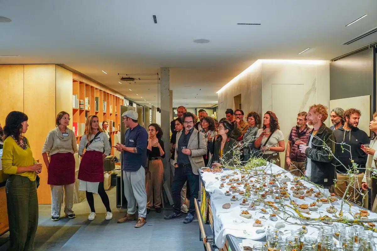 Las responsables del Eco-Picnic, con delantal, presentan la propuesta a los asistentes