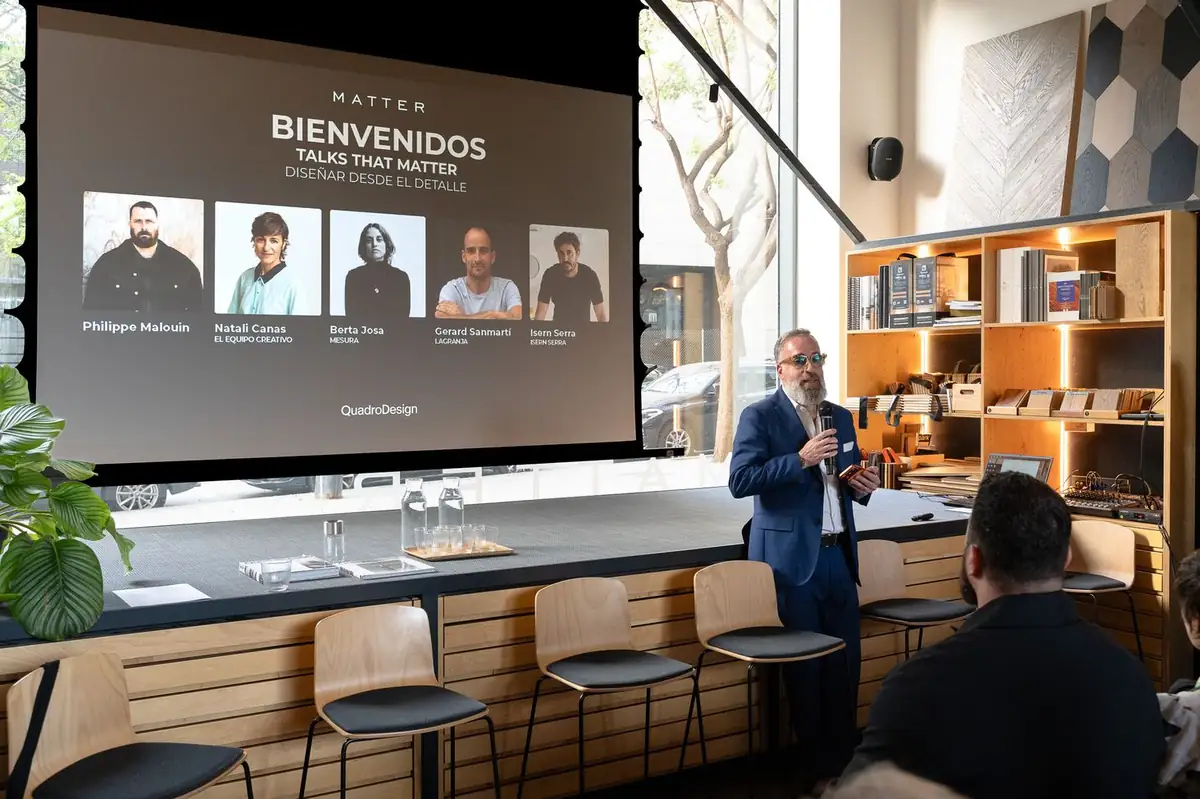 Presentador dando la bienvenida ante una pantalla con los retratos de los cinco ponentes