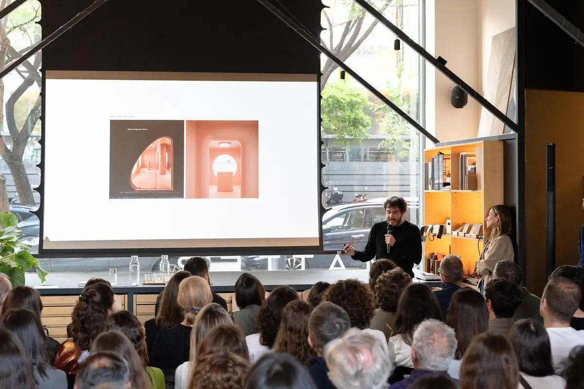 Isern Serra presenta su trabajo ante el público con una diapositiva de dos piezas en tonos rosados