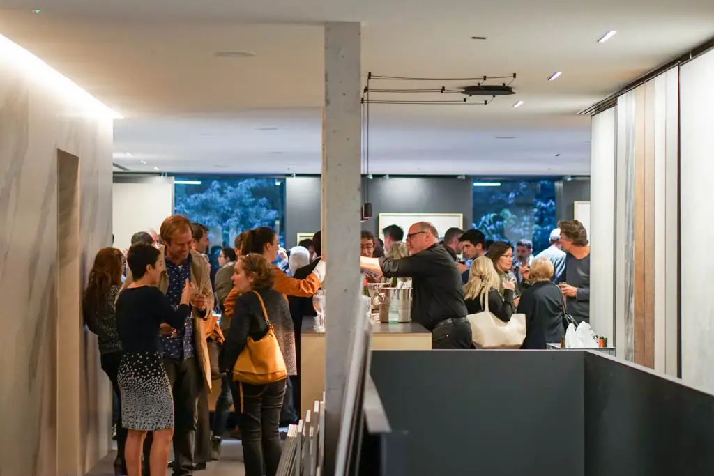 Grupo de asistentes reunidos en el espacio de Matter durante el aperitivo