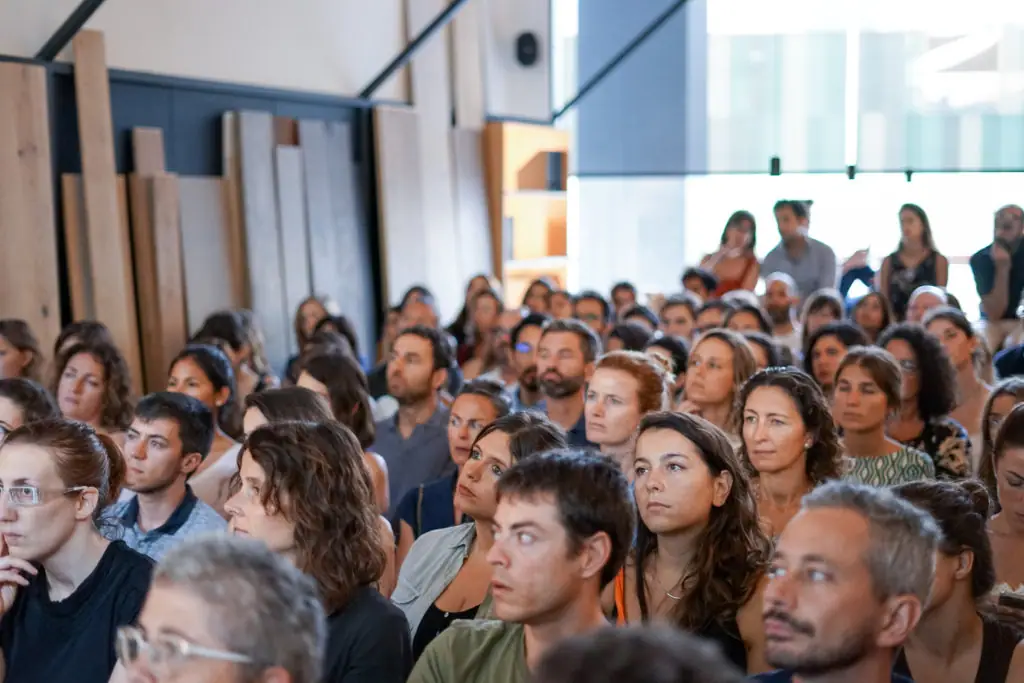 Público sentado en el showroom de Matter siguiendo las ponencias