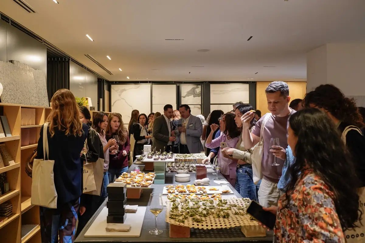 Asistentes conversando alrededor de una mesa con aperitivos al final de la sesión