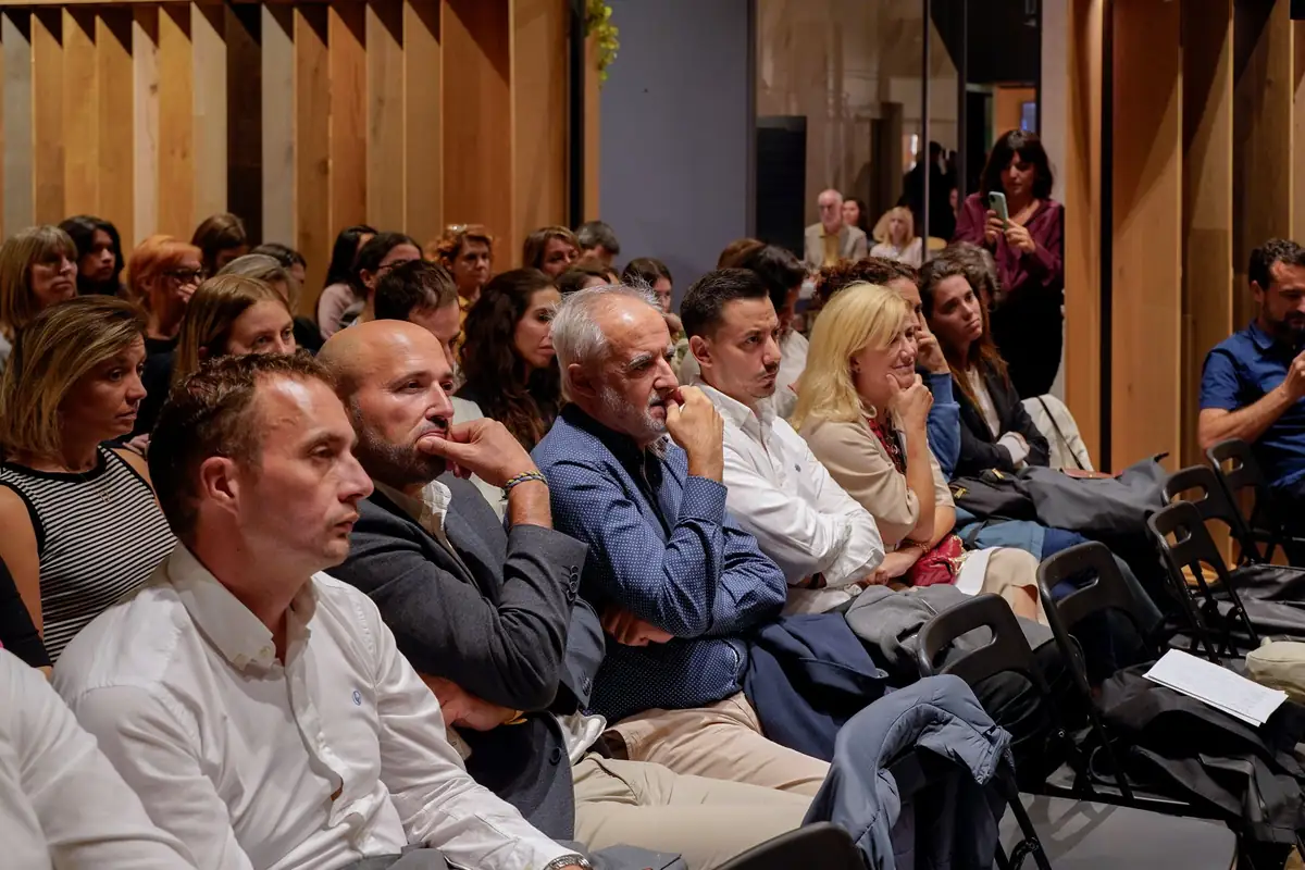 Asistentes sentados escuchando una de las ponencias