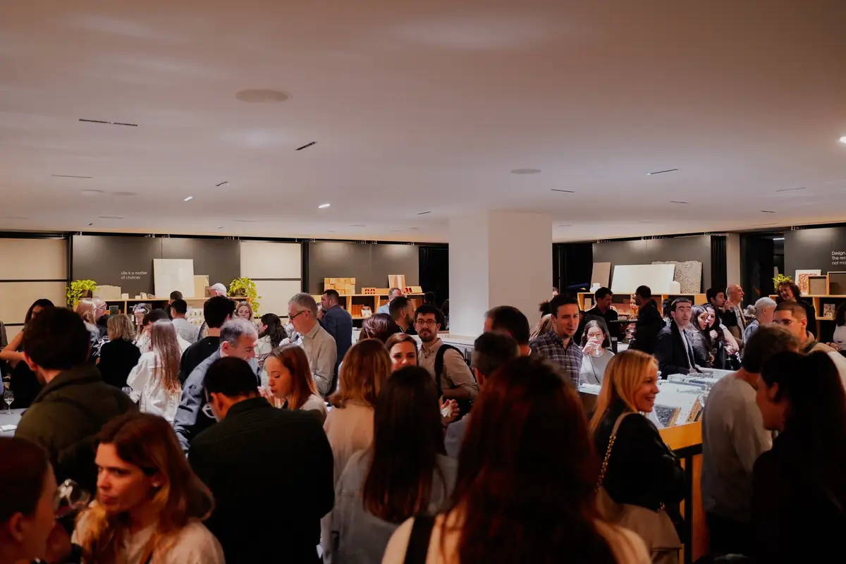 Asistentes conversando de pie en la sala de materiales de Matter Barcelona