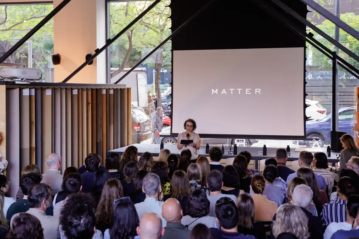 Público sentado en Matter Barcelona ante una pantalla con el logotipo de Matter, durante la sesión