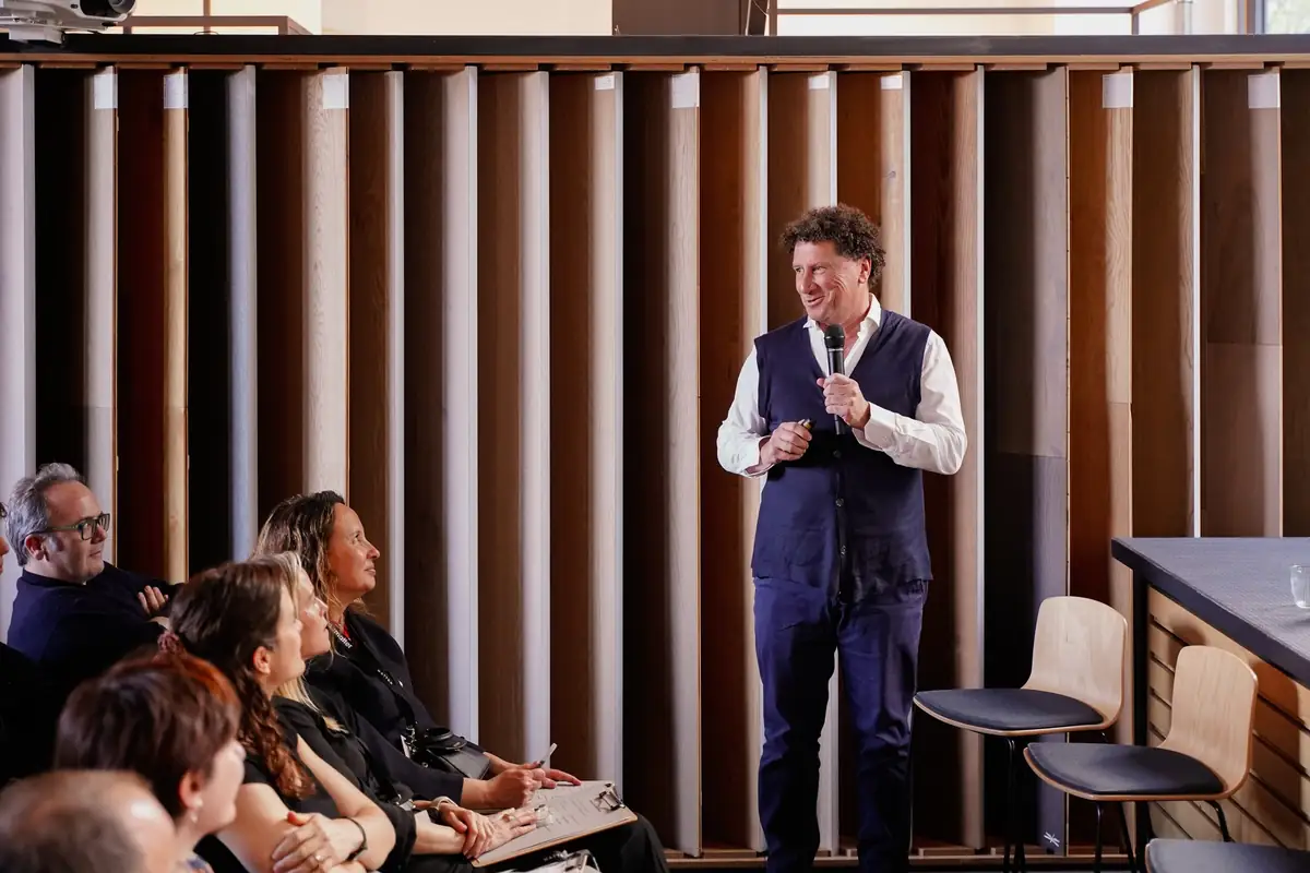 Federico Turull habla con micrófono de pie ante el público