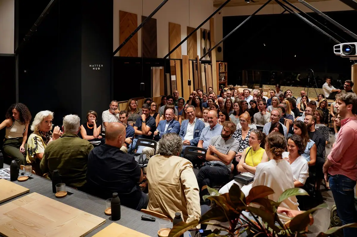 Público asistente frente a la mesa de ponentes en Matter Barcelona