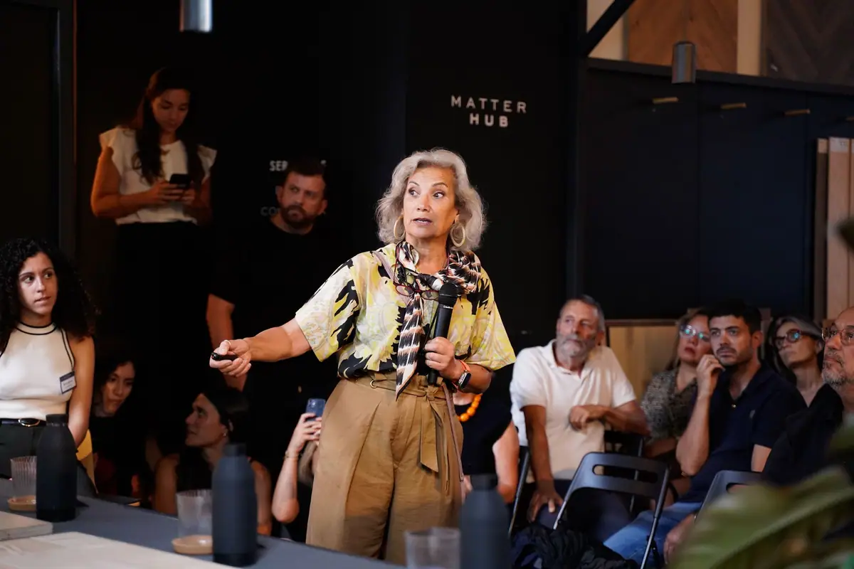 Carme Pinós habla con micrófono ante los asistentes en Matter Barcelona
