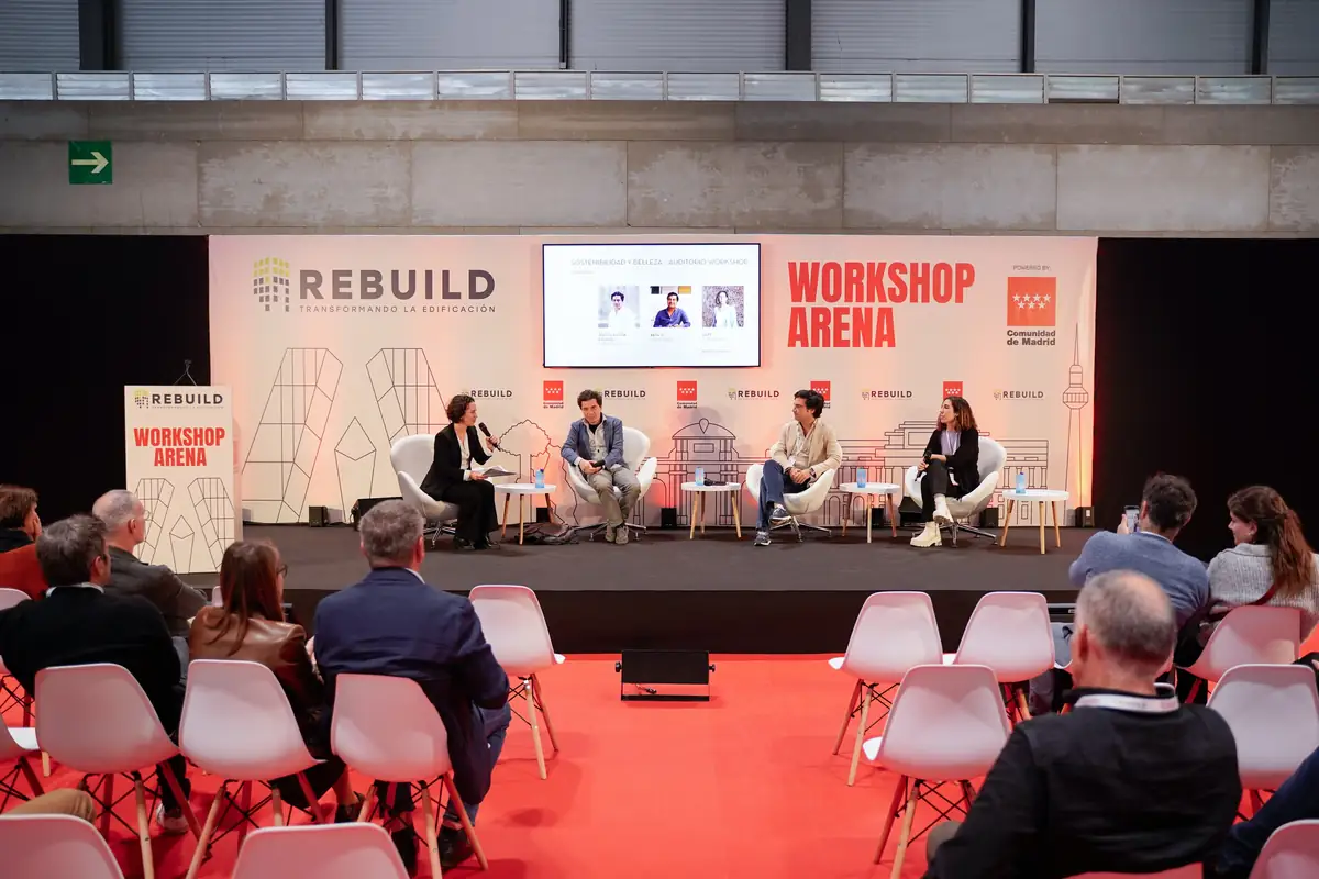 Los ponentes de la sesión sobre vivienda, sentados en el escenario durante el coloquio