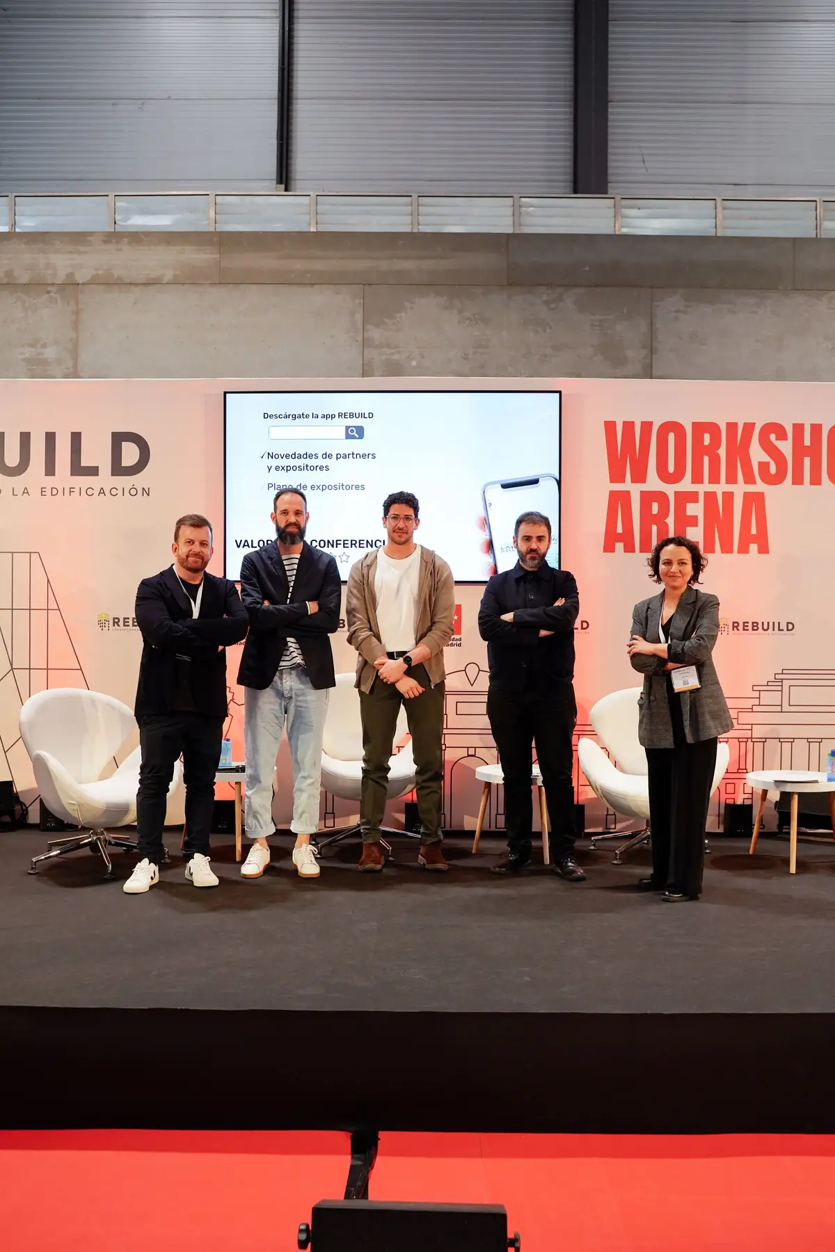 Los ponentes de la sesión sobre espacios hoteleros posan en el escenario del Workshop Arena
